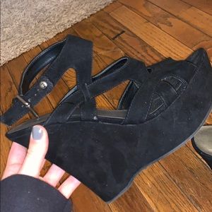 guess, black wedges